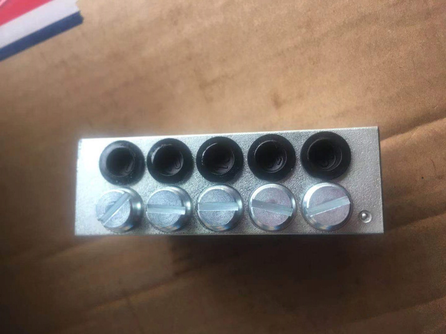 沃尔沃P6820摊铺机黄油分配阀 沃尔沃P6820摊铺机黄油分配阀